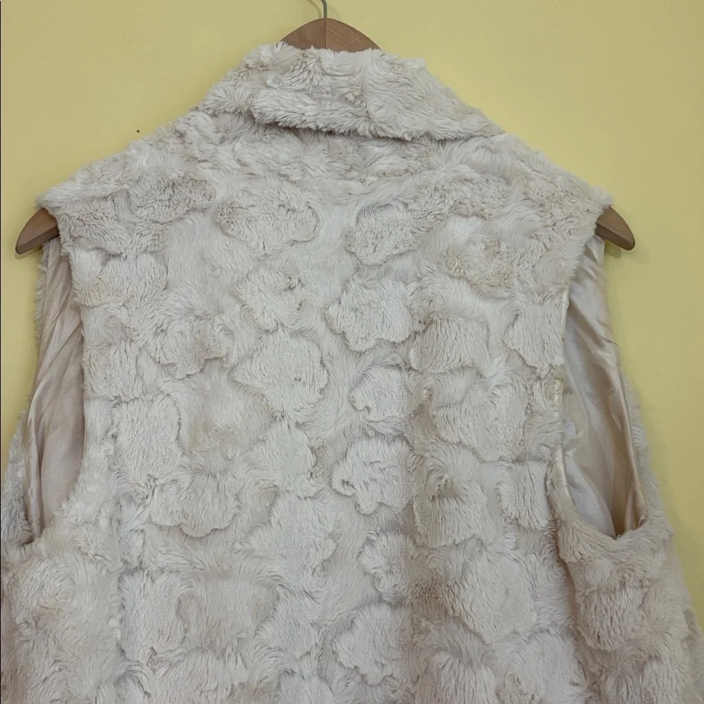 Entro | Cream Faux Teddy Textured Fur Open Front Pocket Rounded Hem Lined Vest M